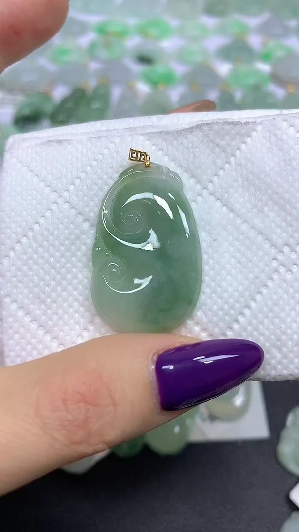 颈饰18K金镶嵌翡翠