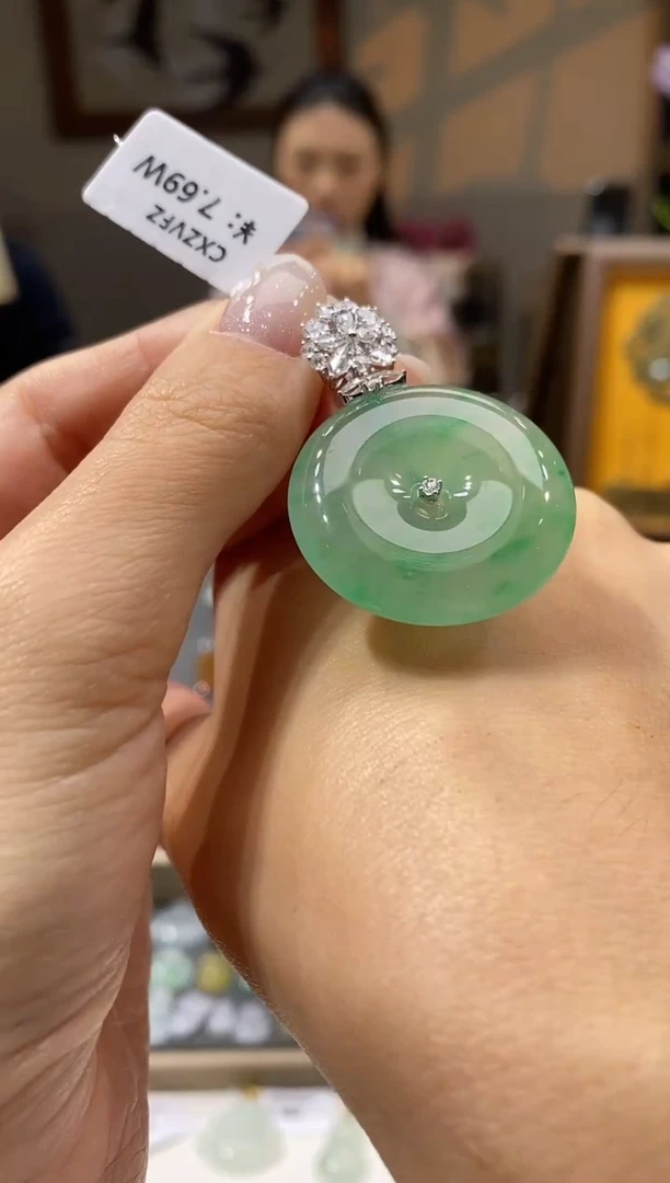 颈饰18K金镶嵌翡翠平安扣