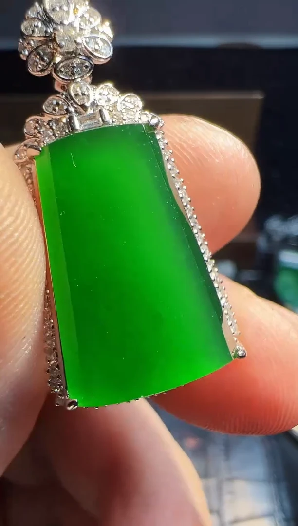 【闪购商品】翡翠颈饰18K金镶嵌翡翠回流