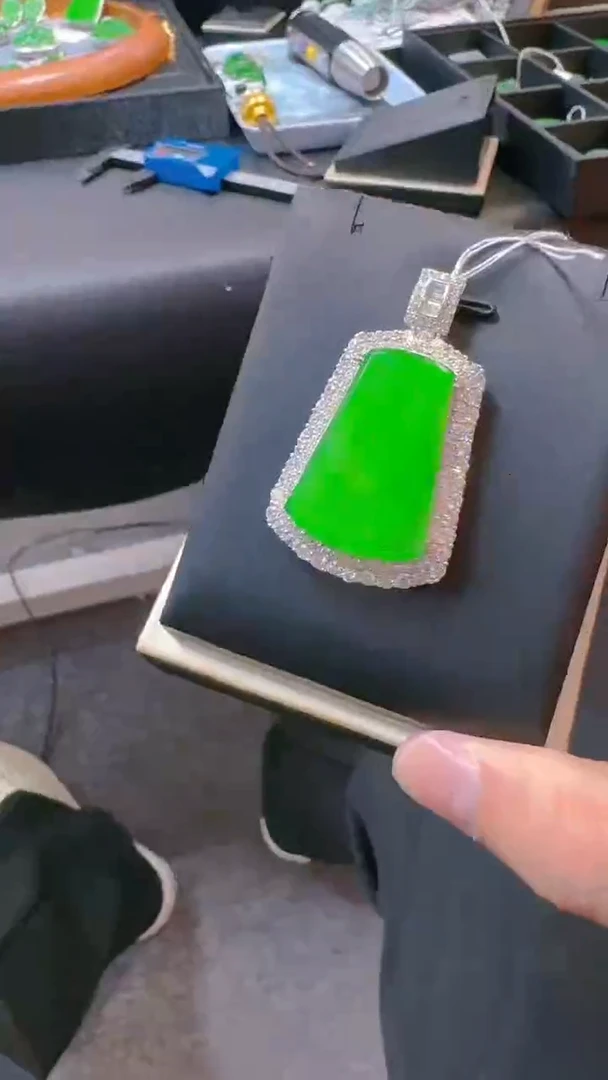 【闪购商品】翡翠吊坠(赠链)银S925镶嵌天然A货翡翠