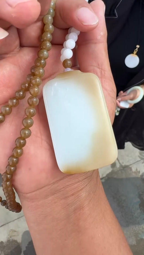 未镶嵌和田玉（糖玉）挂件和田玉