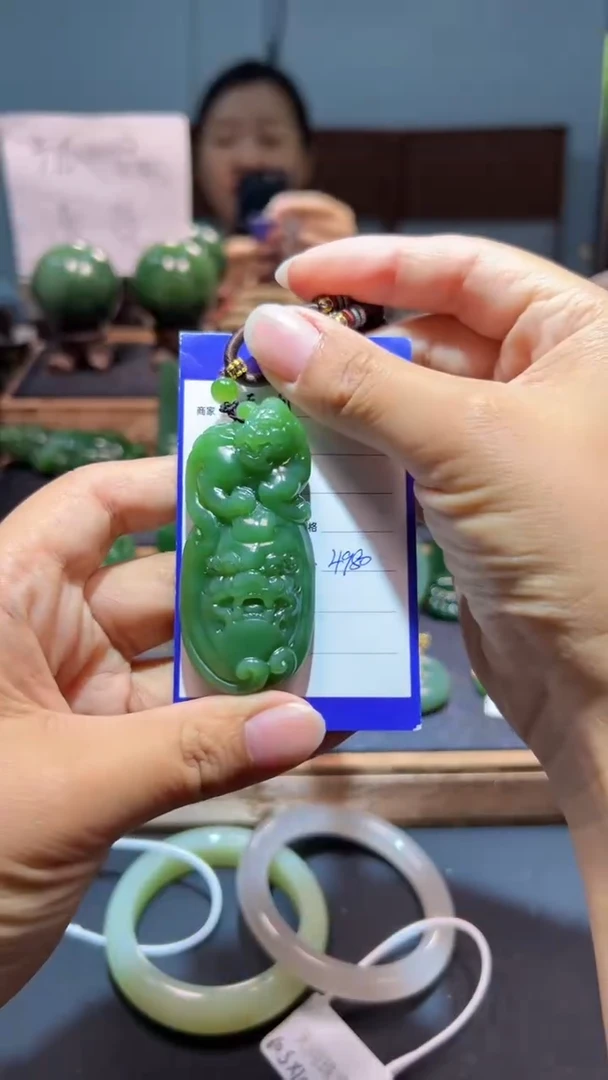 颈饰未镶嵌和田玉（碧玉）1