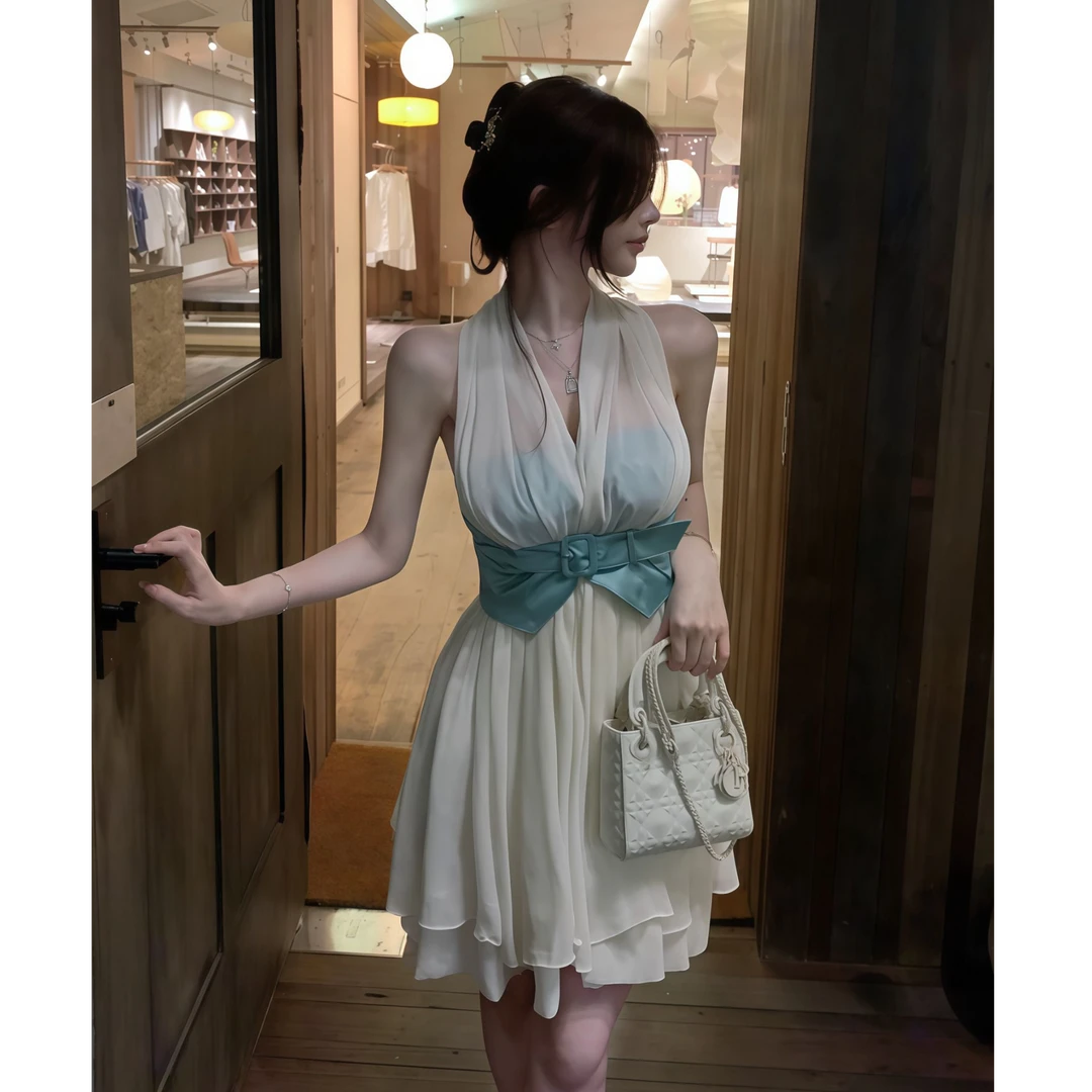 韩系时尚V领露背挂脖连衣裙女2025夏轻奢名媛风收腰显瘦气质短裙
