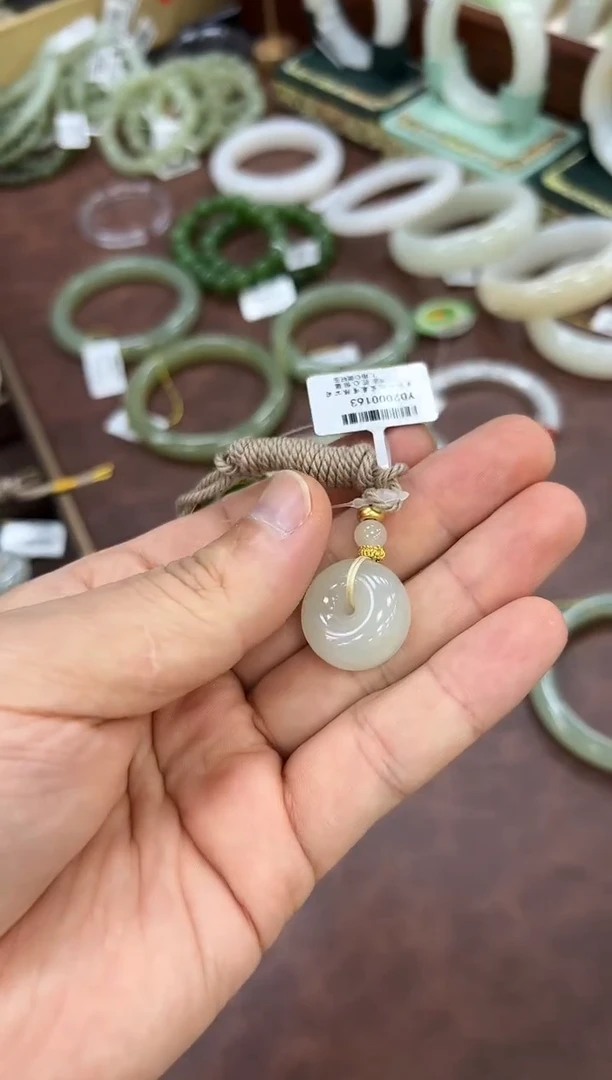 颈饰未镶嵌和田玉野牛沟平安扣