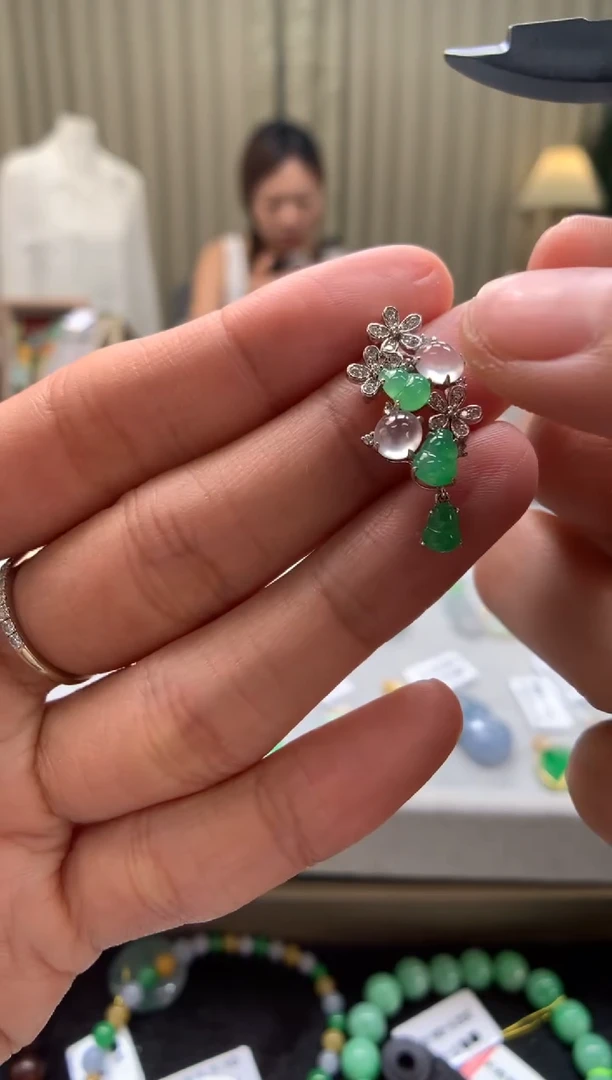 翡翠18K金镶嵌颈饰葫芦