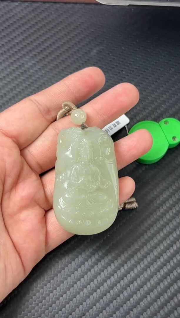 吊坠(赠链)未镶嵌和田玉且末微色差迪克兰一细吊坠
