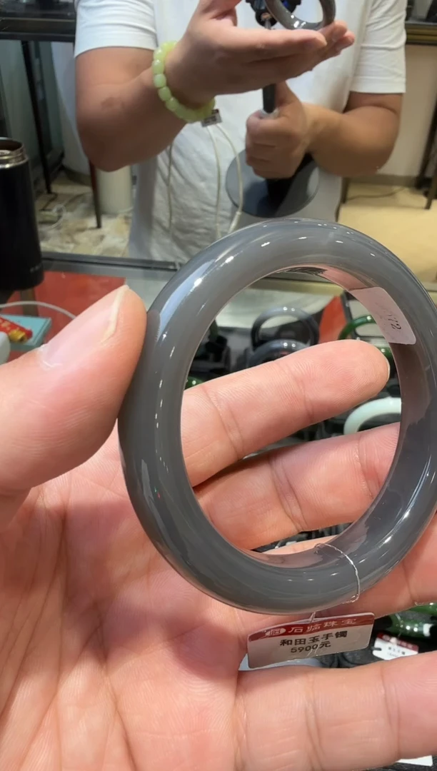 未镶嵌手镯和田玉多样性发一