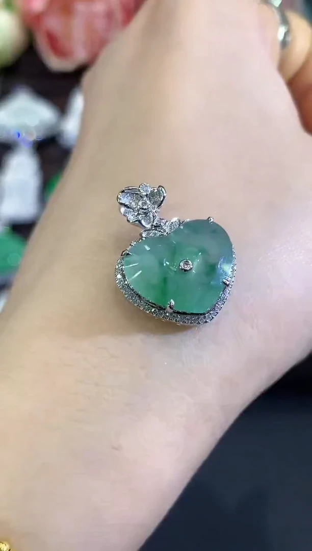 吊坠(不含链)18K金镶嵌翡翠B106