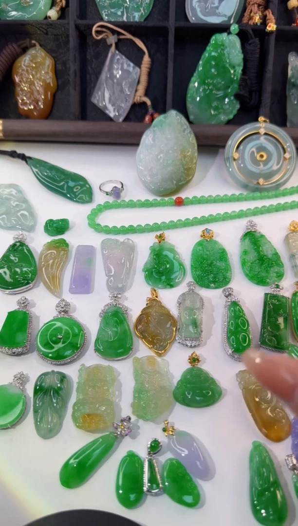 颈饰18K金镶嵌翡翠山*间缅甸A货翡翠