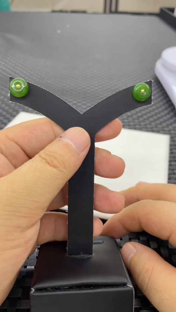 和田玉18K金镶嵌耳钉一对（多样性发一件）E35