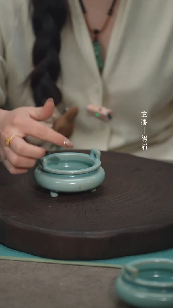 【闪购商品】三足桥耳炉（微瑕简包古月）-眉