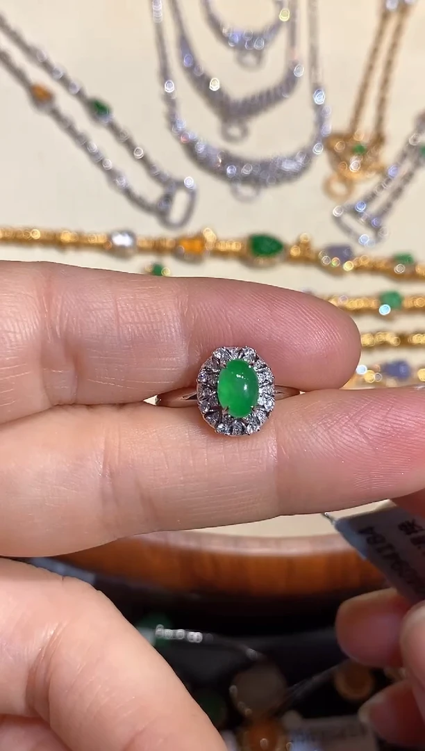 18K金镶嵌戒指翡翠戒指