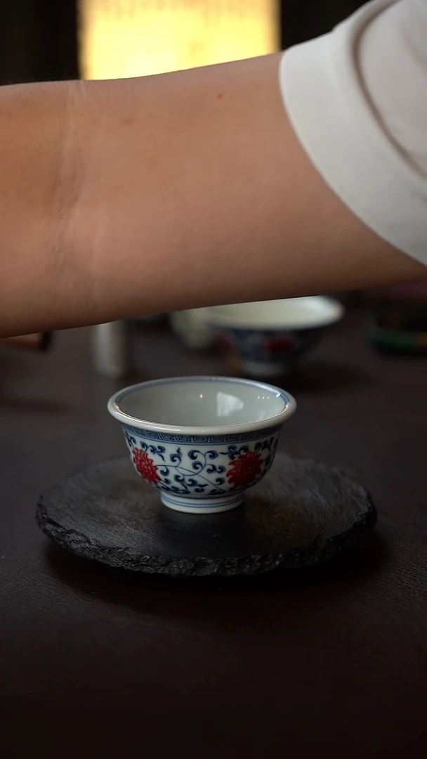 43号景德镇全手工手绘青花釉里红缠枝莲压手杯