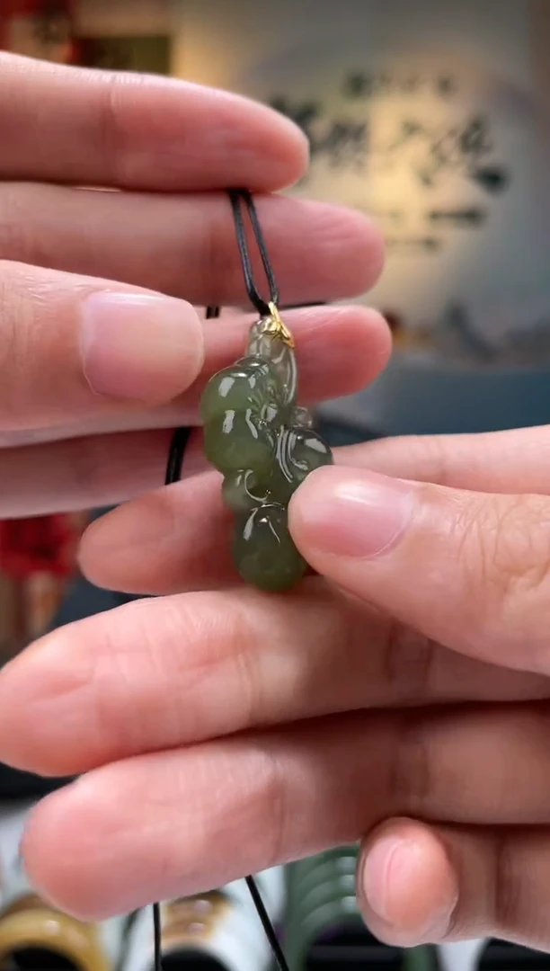 【闪购商品】和田玉颈饰18K金镶嵌沙枣青如意挂件一件