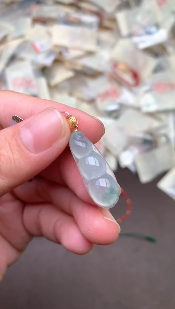 18K金镶嵌挂件翡翠 —