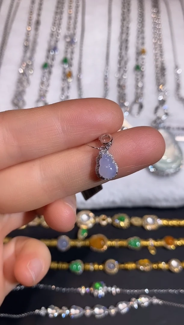 颈饰18K金镶嵌翡翠吊坠