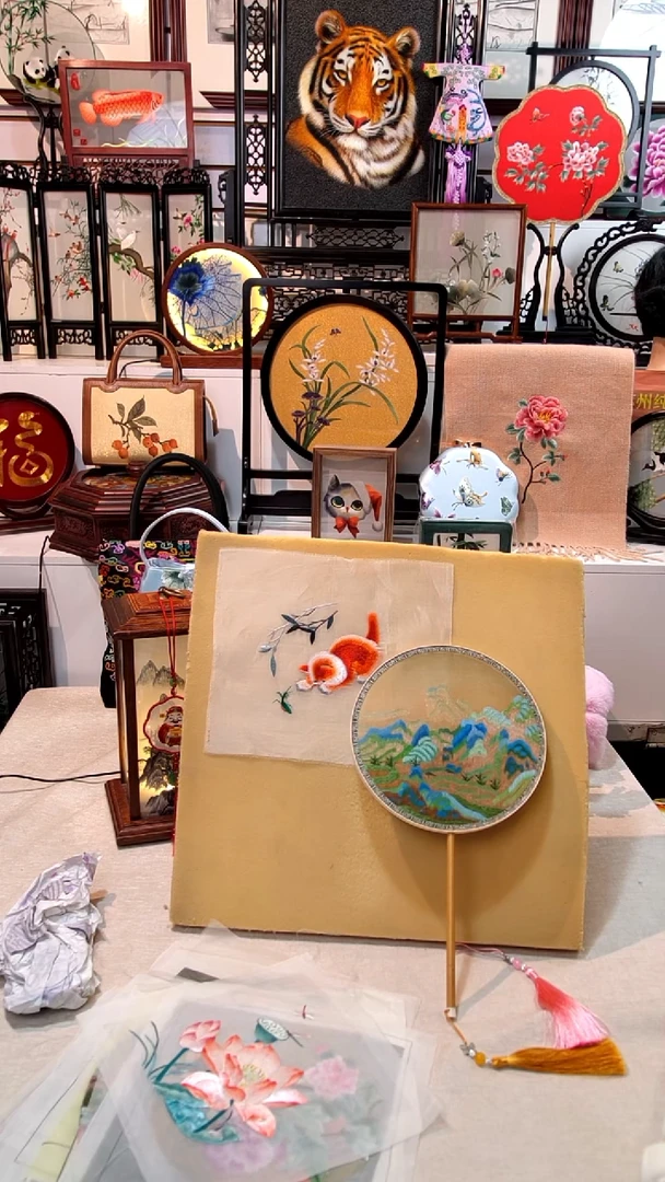 织绣莼*湘妃竹扇子纯手工定制猫