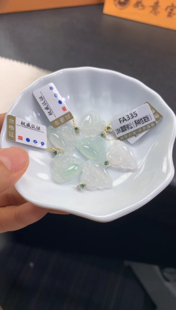 翡翠18K金镶嵌颈饰FA335 翡翠佛公 多样性发其一