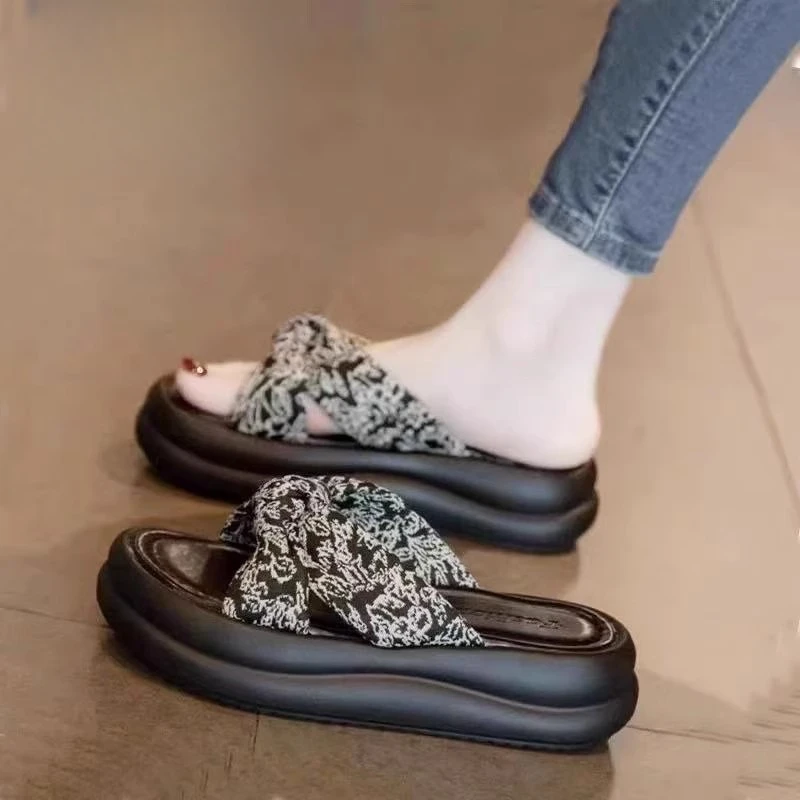 刺绣厚底绝美拖鞋女夏季外穿2025新款时尚仙女风法式休闲沙滩凉拖