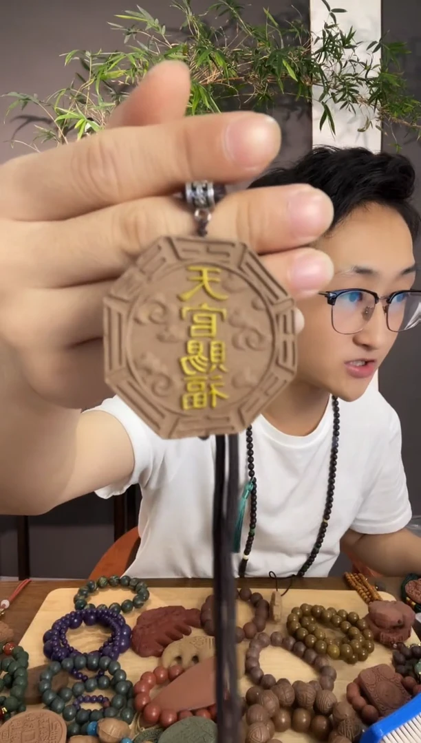泥塑龙涎香天官赐福鎏金