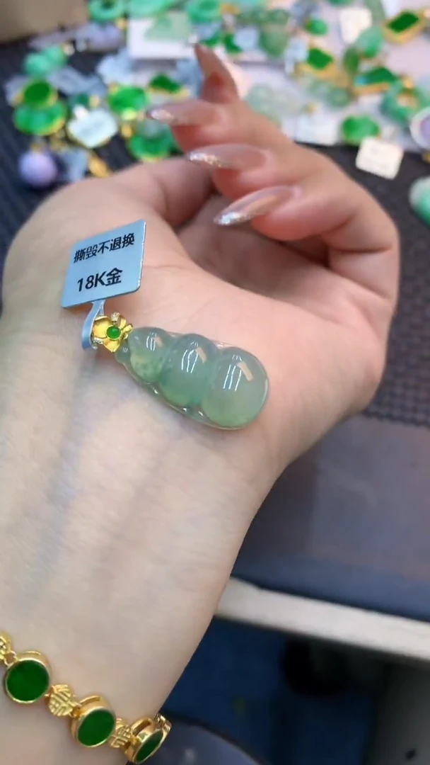 颈饰18K金镶嵌翡翠1