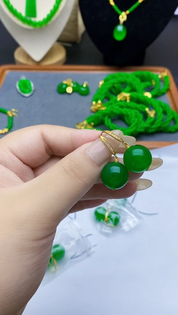 未镶嵌翡翠耳饰..