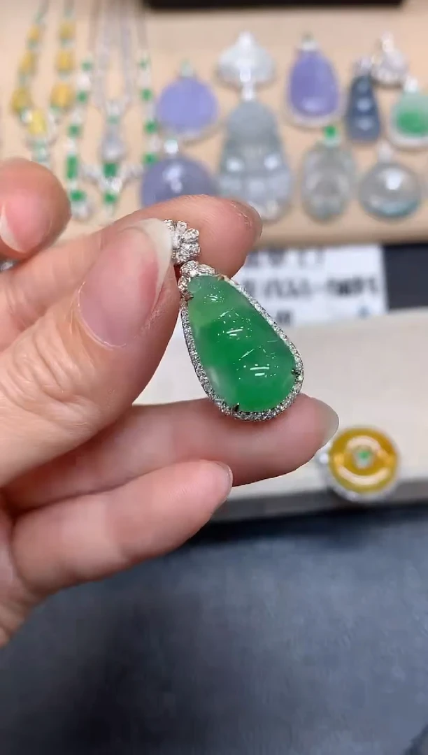 颈饰18K金镶嵌翡翠福豆【无服务费