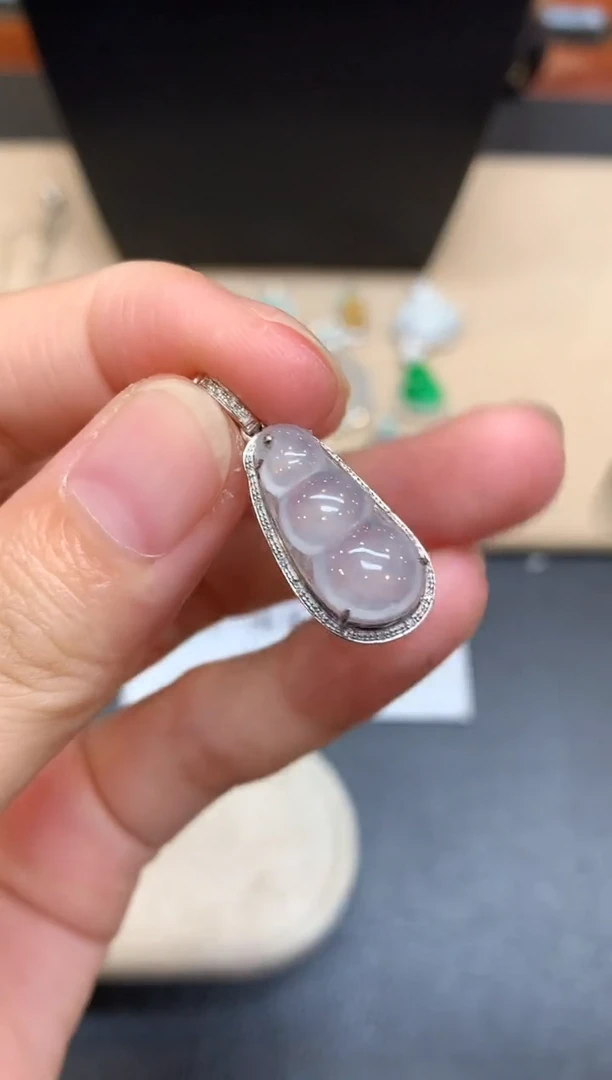 颈饰18K金镶嵌翡翠福豆【无服务费