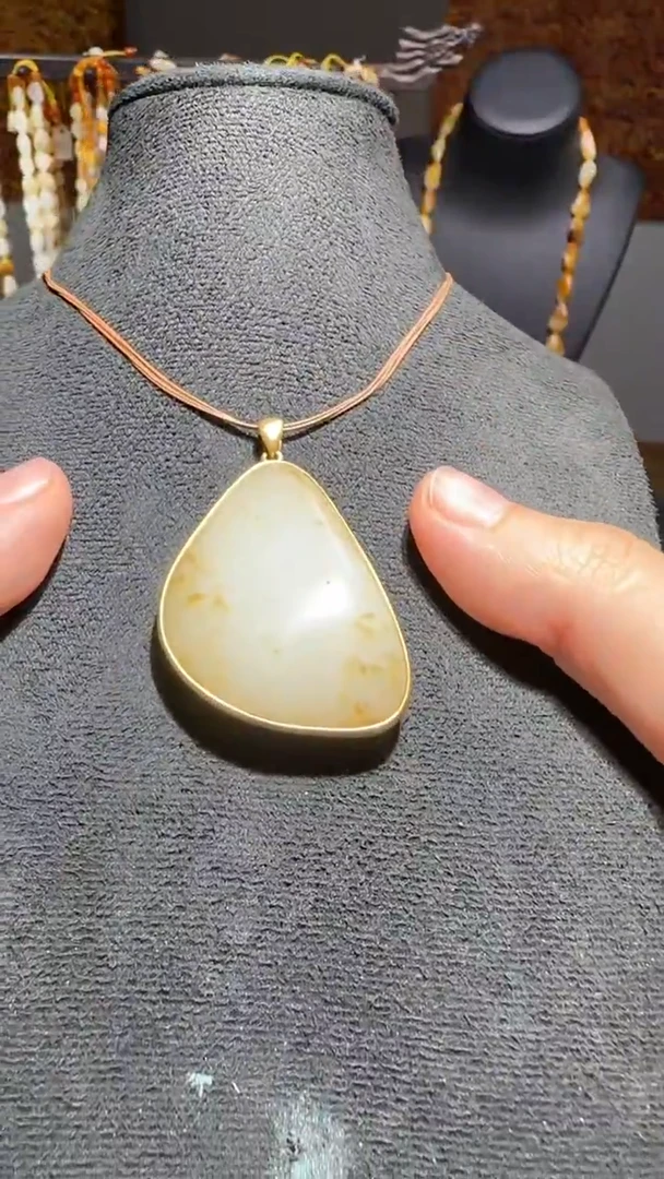 和田玉18K金镶嵌吊坠(不含链)28.5克