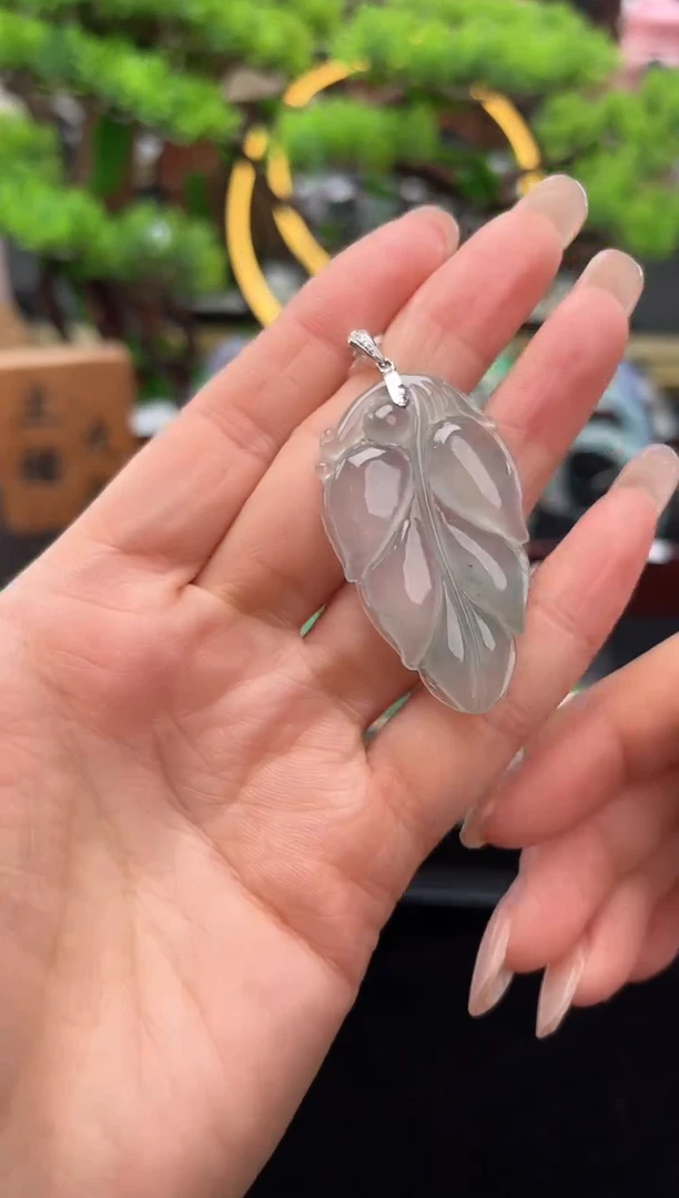 颈饰18K金镶嵌翡翠吊坠