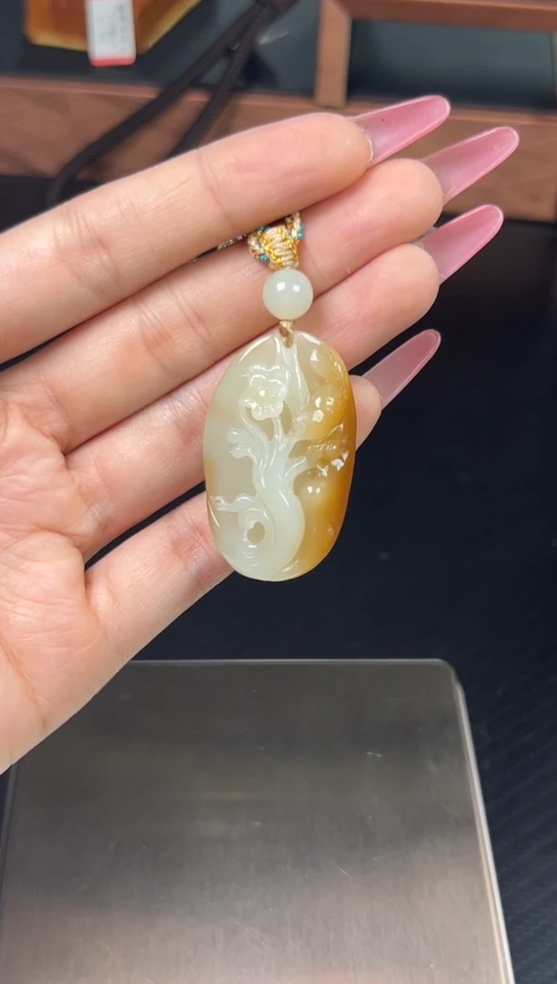 和田玉未镶嵌吊坠(赠链)且末金山微色差吊坠