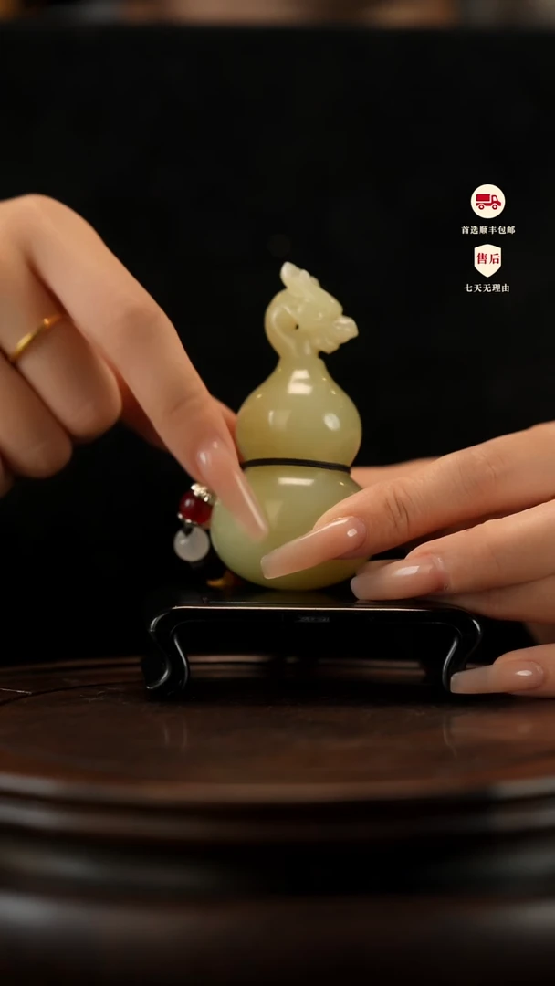 云南石竹叶青雕刻：龙头福禄手把件