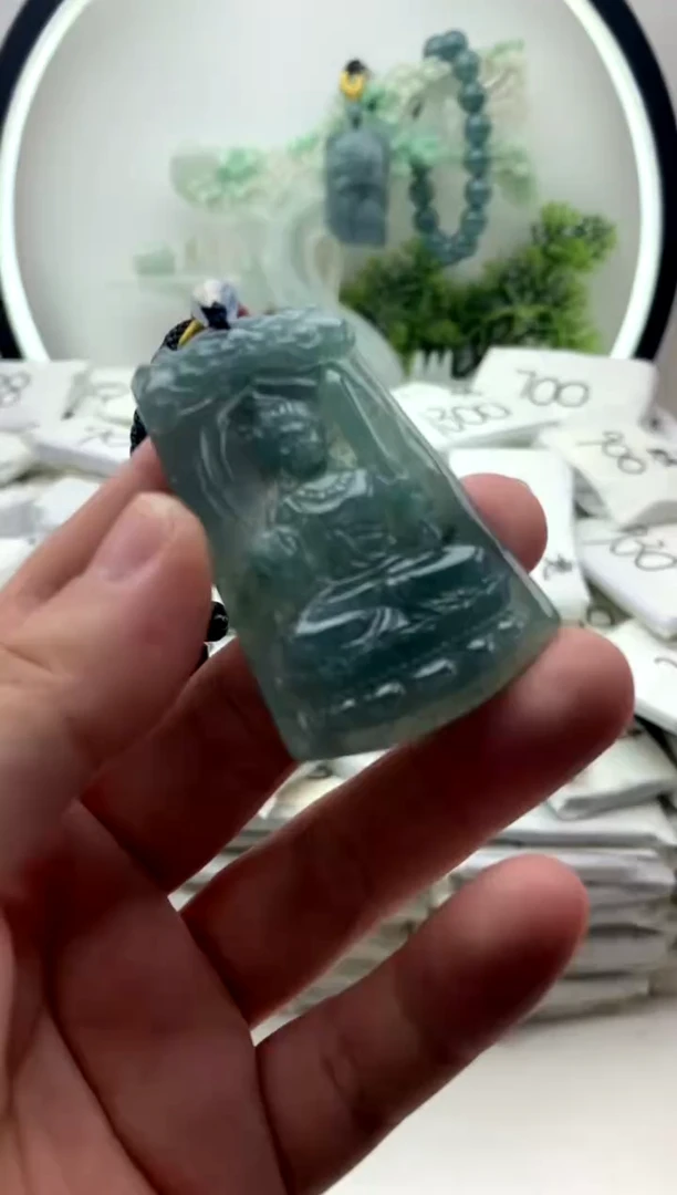 翡翠未镶嵌颈饰不动明王