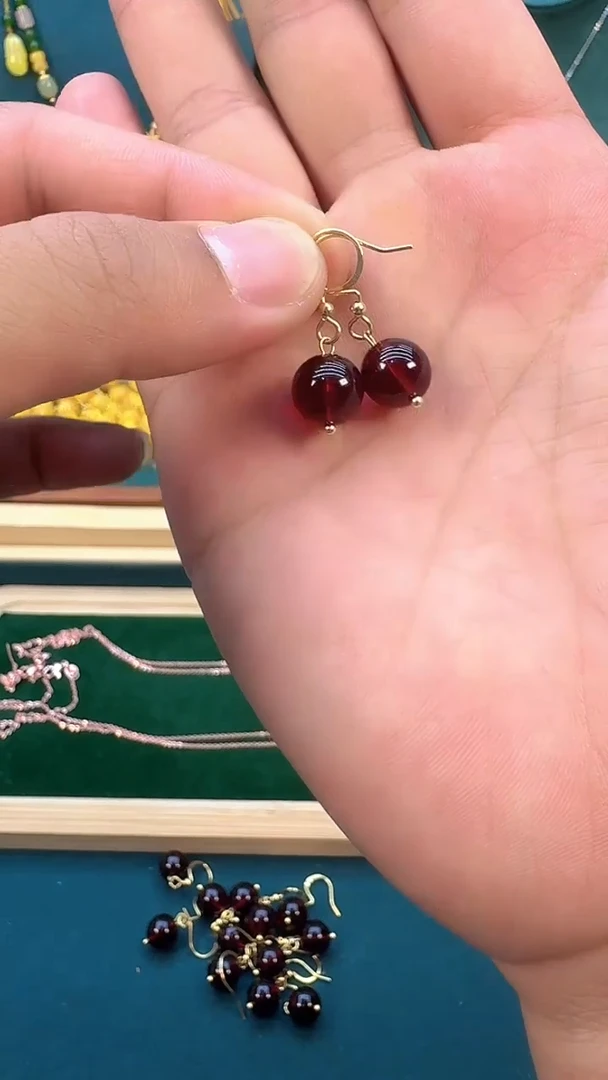 14K金镶嵌血珀耳饰E29