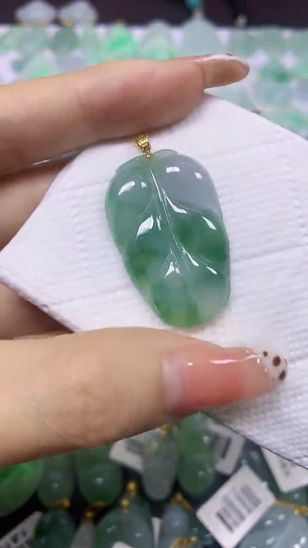 颈饰18K金镶嵌翡翠天然翡翠A货