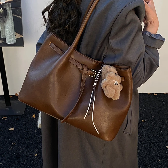 高级质感手提托特包包女2025秋冬新款大容量单肩包复古通勤腋下包