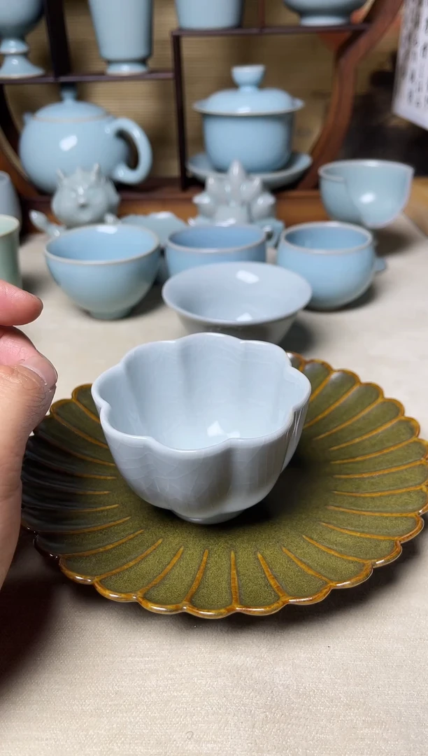 微瑕云雾月白釉莲花主人杯