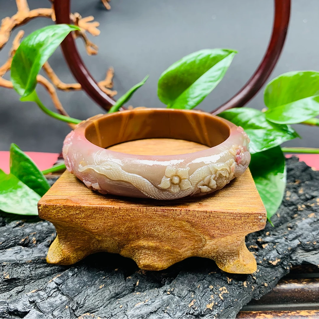 天然老矿七彩盐源玛瑙手工精雕蛇绕牡丹花手镯