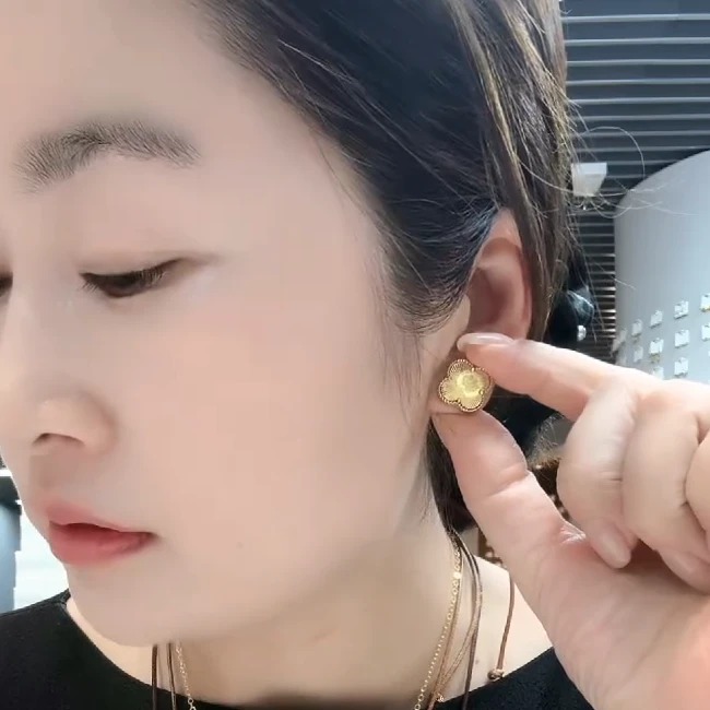 铜合金耳饰 925银针轻奢气质小众百搭辐射光面批花四叶草耳钉AAA