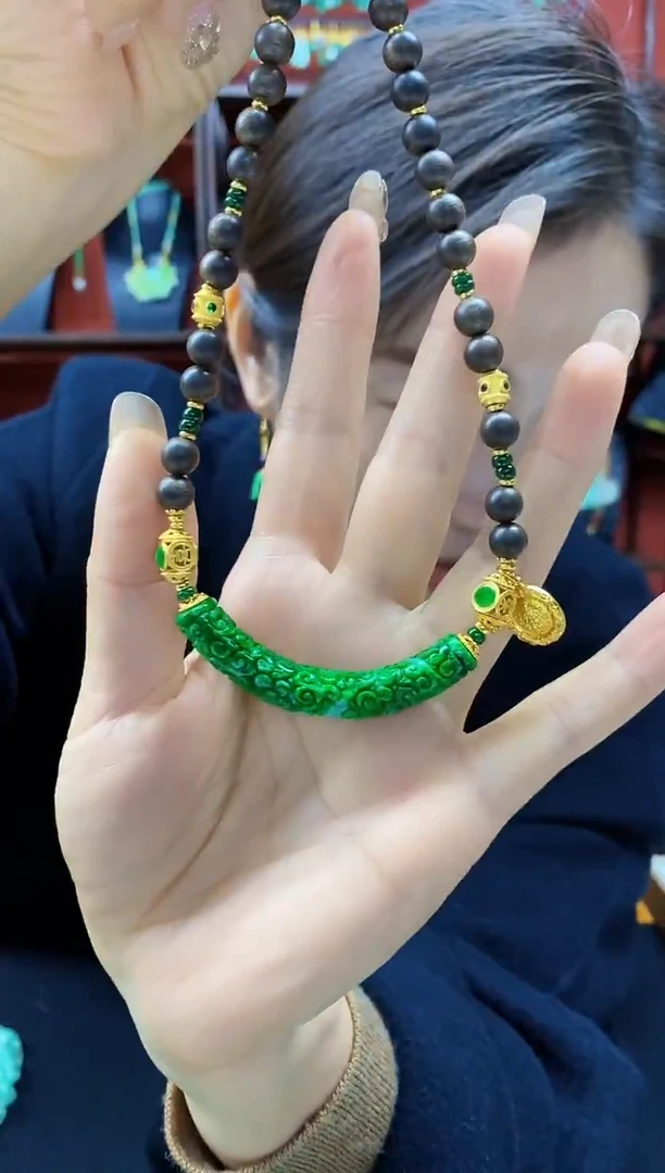 颈饰未镶嵌翡翠吊坠