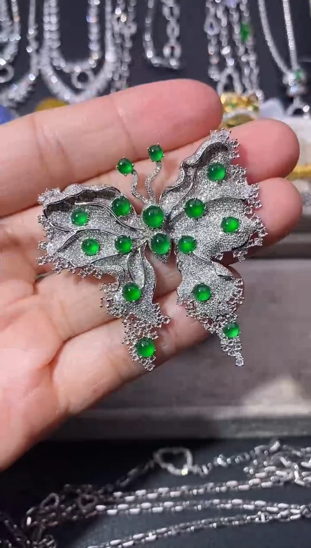 颈饰18K金镶嵌翡翠吊坠