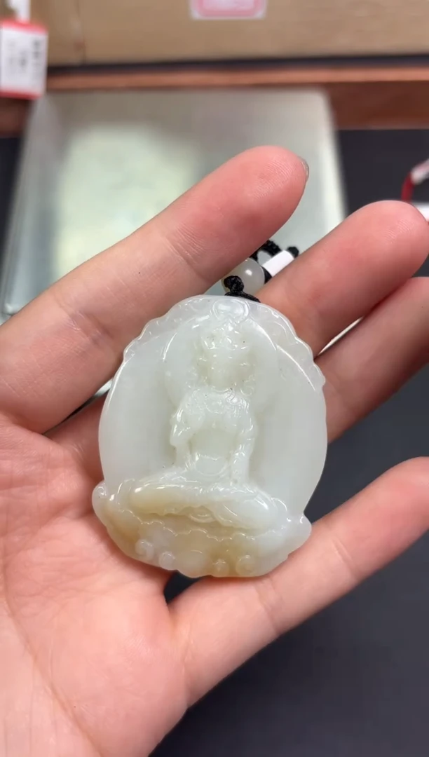 【闪购商品】和田玉吊坠(赠链)未镶嵌且末微色差迪克兰吊坠