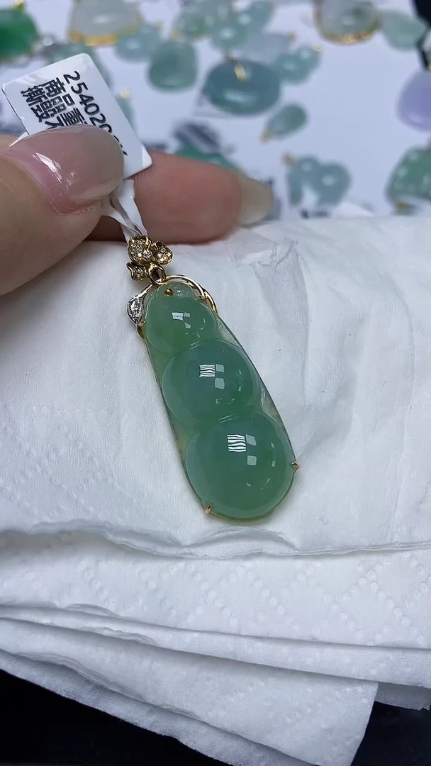 翡翠18K金镶嵌颈饰天然缅甸翡翠A货