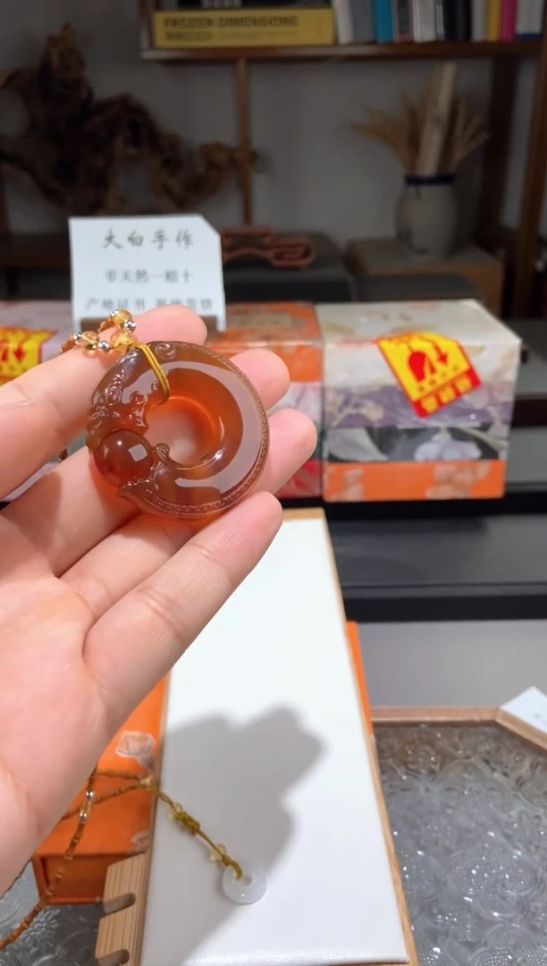 琥珀颈饰未镶嵌金棕红变色龙仿古龙璧