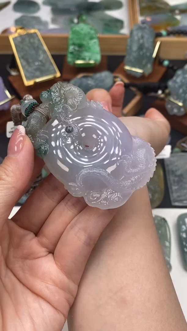 颈饰未镶嵌翡翠龙盘扣