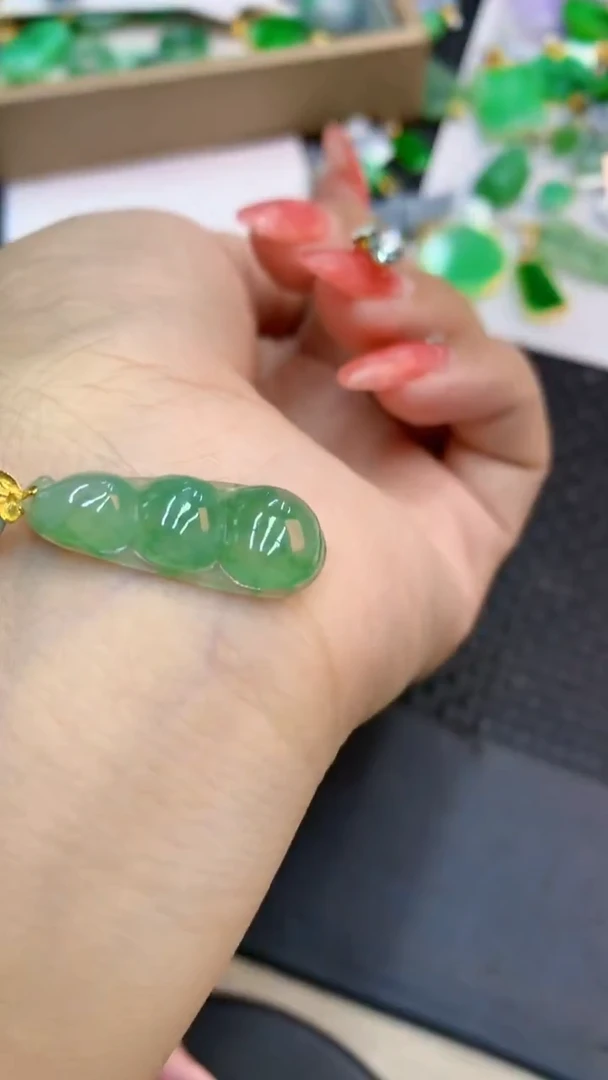 颈饰18K金镶嵌翡翠1
