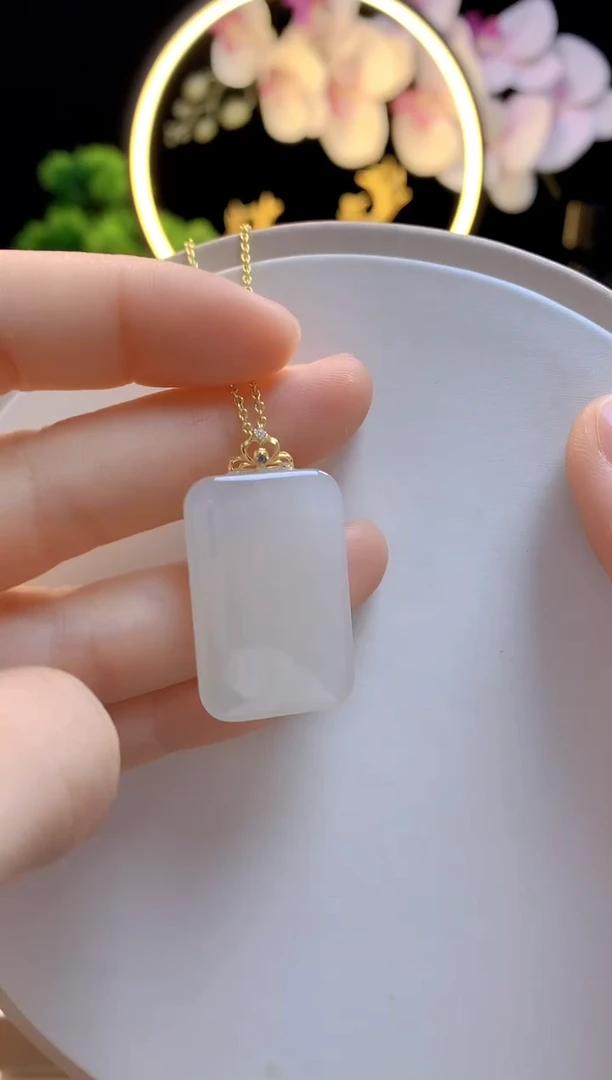 吊坠(赠链)18K金镶嵌和田玉无事牌