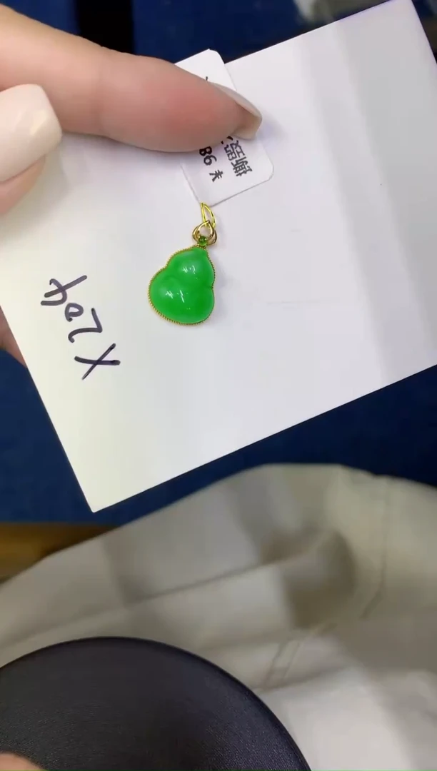 颈饰18K金镶嵌翡翠缅甸天然翡翠A货