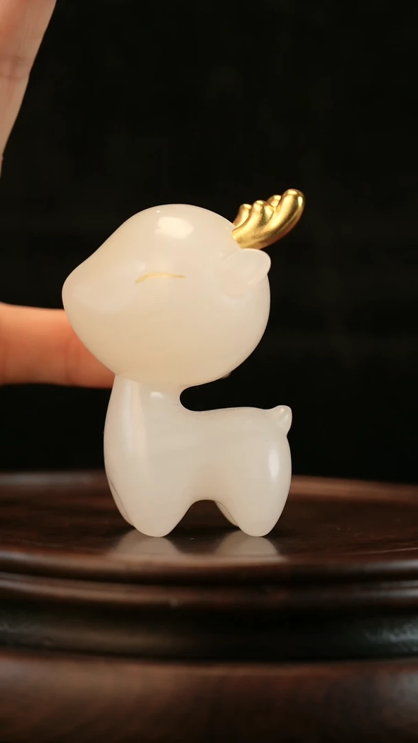 云南石荔枝白雕刻：福鹿呈祥摆件