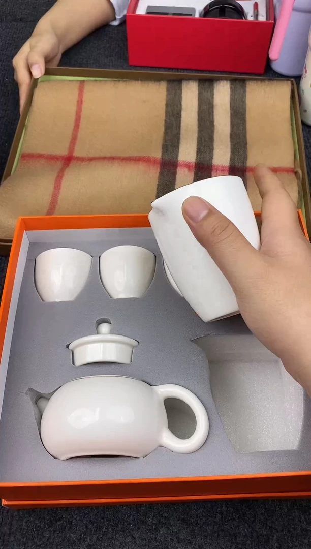 瓷片一壶一公道，四个杯子